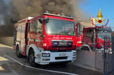 In fiamme un deposito a Palma Campania, le immagini