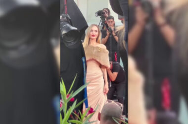 Angelina Jolie conquista il Lido, fan entusiasti a Venezia “Una dea”