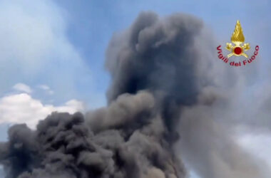 Incendio in un deposito di materiale edile a Caivano, le immagini