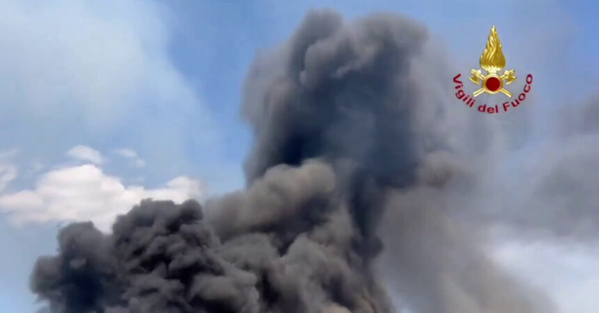 Incendio in un deposito di materiale edile a Caivano, le immagini