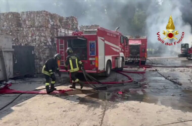 Incendio in un’azienda per lo smaltimento di carta nell’aretino