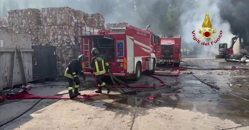 Incendio in un’azienda per lo smaltimento di carta nell’aretino