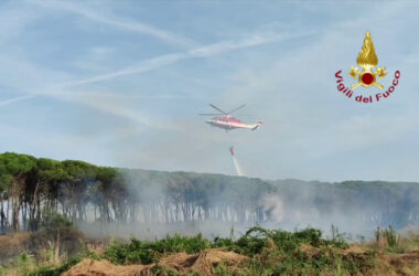 Incendio in pineta a Ravenna, in azione elicottero Vigili del Fuoco