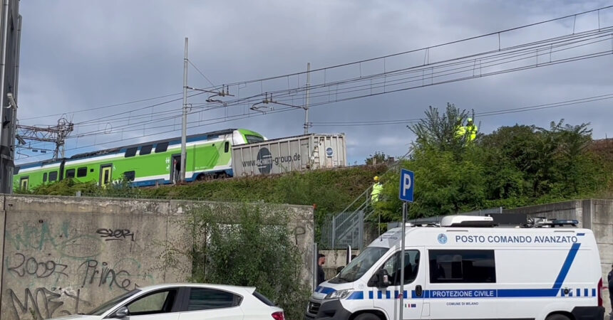 Treno passeggeri deraglia a Milano, feriti lievi