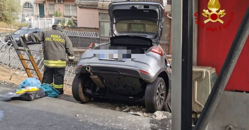 Acicastello, auto finisce in bilico su ciglio strada, salvata una donna