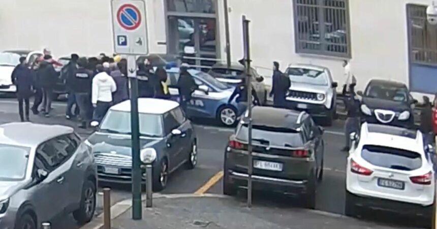 Agenti aggrediti a Torino, misure cautelari per 12 militanti anarchici