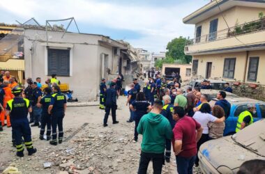 Crolla palazzina nel napoletano, 4 morti tra cui due bimbi. Due i superstiti