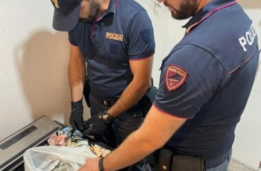 Nascondeva in casa una pistola e oltre 2 chili di droga, arrestato a Catania