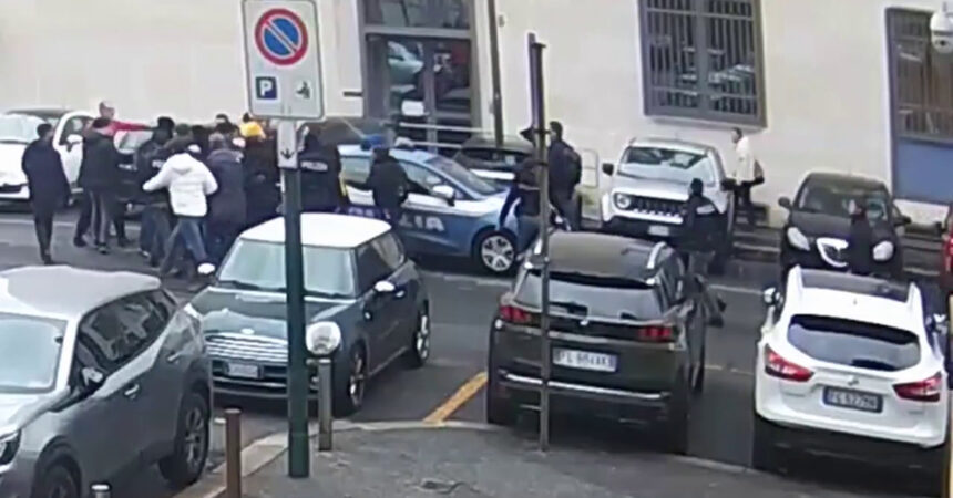 Poliziotti aggrediti a Torino, misure cautelari per 12 anarchici