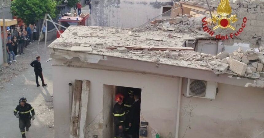 Crolla palazzina nel napoletano, morti due bambini. 2 persone estratte vive. 2 dispersi