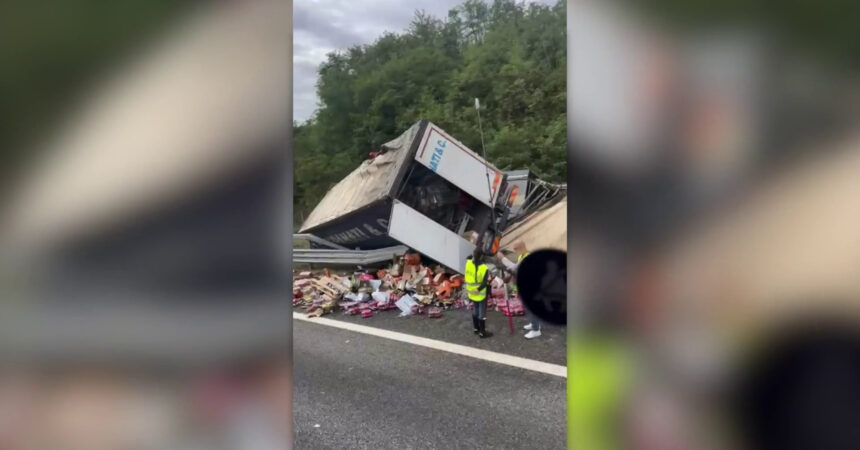 Due camion fuori strada sulla Milano-Torino, 6 km di code