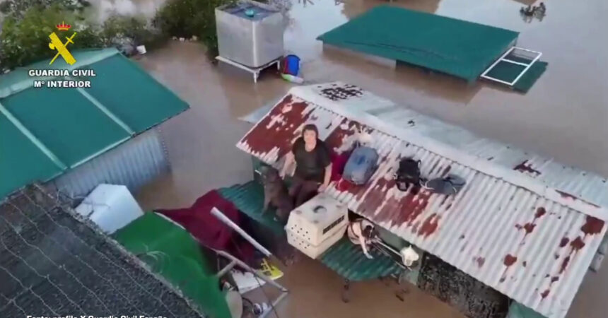 Alluvione Valencia, le immagini dei soccorsi