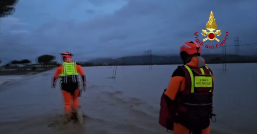 Maltempo in Toscana, esondazioni e trenta opersone soccorse