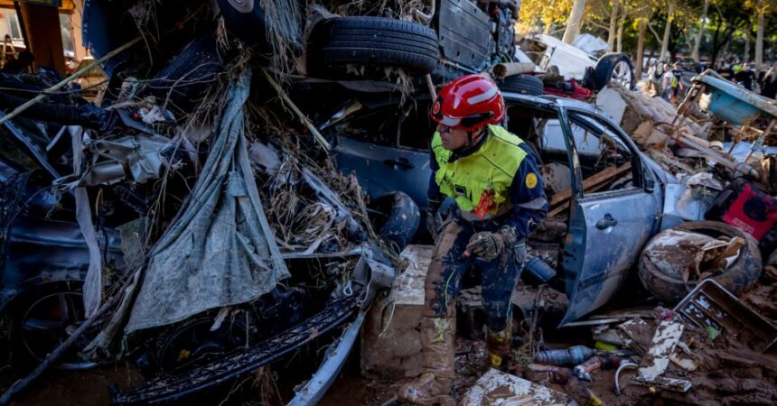 Alluvione Valencia, si scava in parcheggio-trappola sommerso dal fango