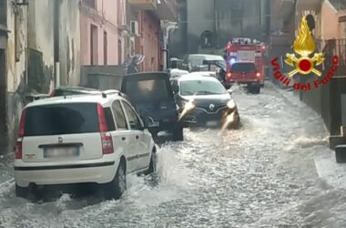 Maltempo nel Catanese, allagamenti e torrenti esondati. Persone intrappolate in casa e in auto