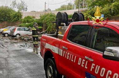 Danni e disagi per il maltempo nel Catanese, Vigili del fuoco al lavoro senza sosta