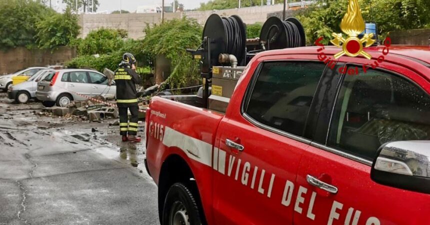 Danni e disagi per il maltempo nel Catanese, Vigili del fuoco al lavoro senza sosta