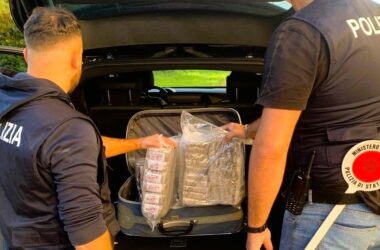 In auto con venti chili di hashish, 20enne arrestato nel Nisseno