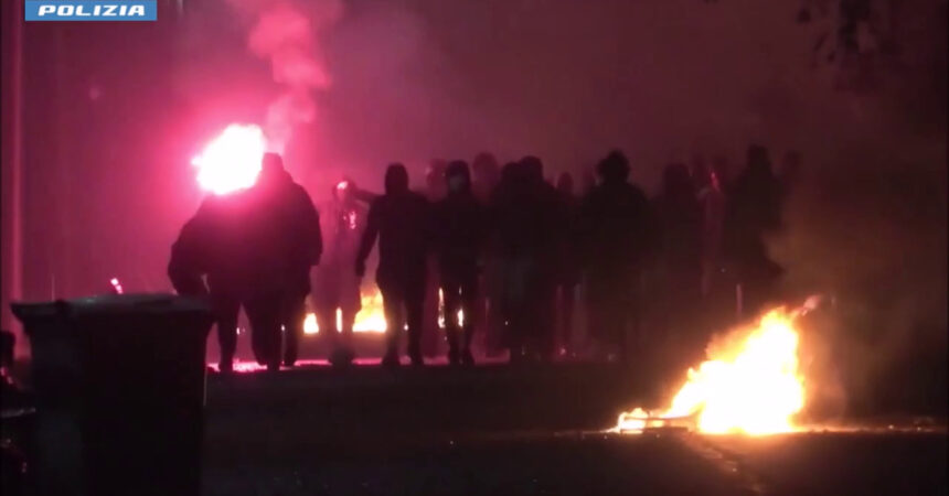 Notte di tensione a Milano, roghi e bus danneggiati a Corvetto