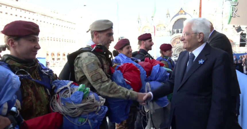 Mattarella alla cerimonia della festa delle forze armate