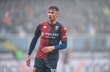 Pinamonti e un autogol dopo il rosso a Tourè, il Genoa passa a Udine