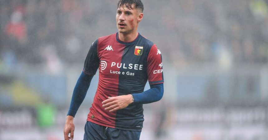 Pinamonti e un autogol dopo il rosso a Tourè, il Genoa passa a Udine