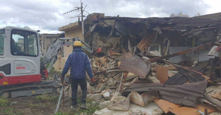 A Messina avviata la demolizione delle baracche di via Taormina