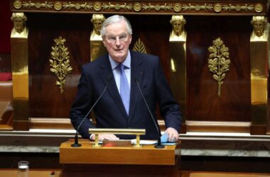 Passa la sfiducia, cade in Francia il governo Barnier. Macron si rivolgerà alla nazione