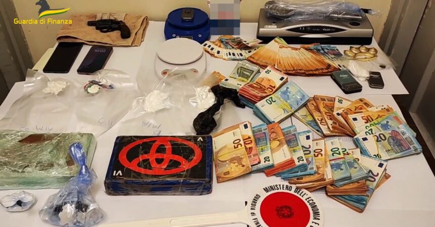 Sequestrati 2.5 chili di cocaina ed un revolver, tre arresti a Gela