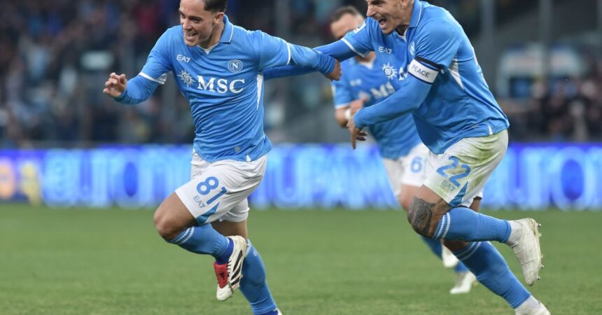 Il Napoli batte il Venezia 1-0 e ritrova la vetta