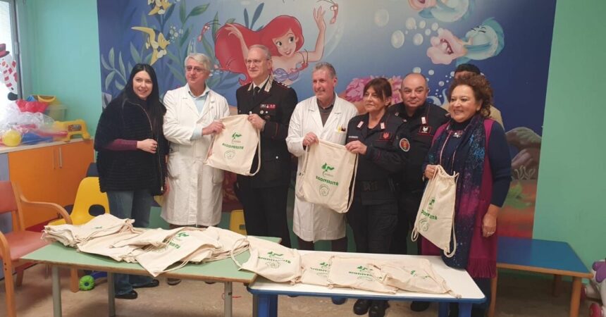 Doni dei Carabinieri ai bimbi ricoverati al Garibaldi Nesima di Catania