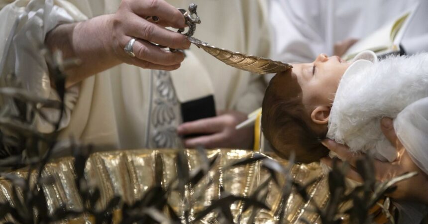 Papa Francesco battezza 21 bambini nella Cappella Sistina